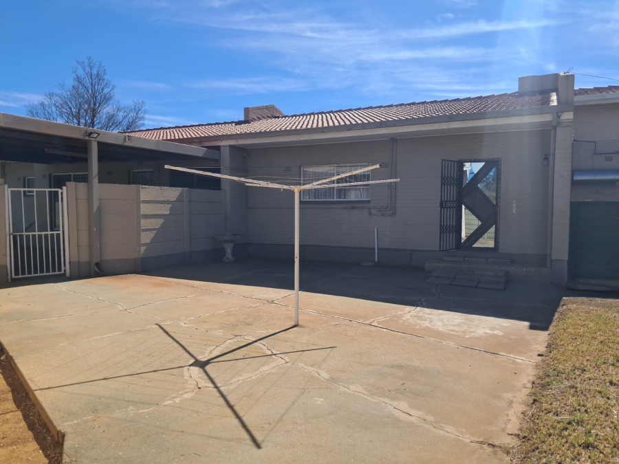 5 Bedroom Property for Sale in Flamingo Park Free State